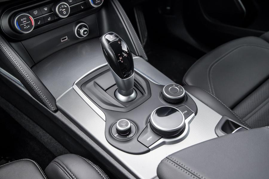 Детали интерьера Alfa Romeo Stelvio (949) 2017 года  (UK) (фото 20 из 41)